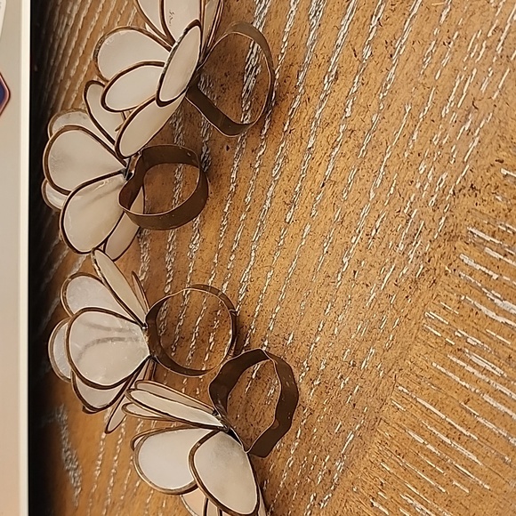 4 Vintage Capiz Shell Flower Napkin Rings - Picture 2 of 2
